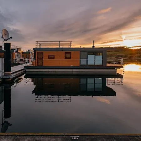 Botel Hausboot Bellini *