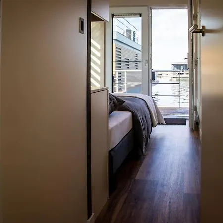 Hausboot Bellini 船上ホテル *